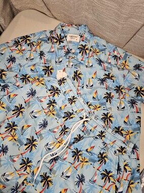 TUNEVUSE Men’s Hawaiian Shirt Short Sleeve Button Down And Shorts size Small New